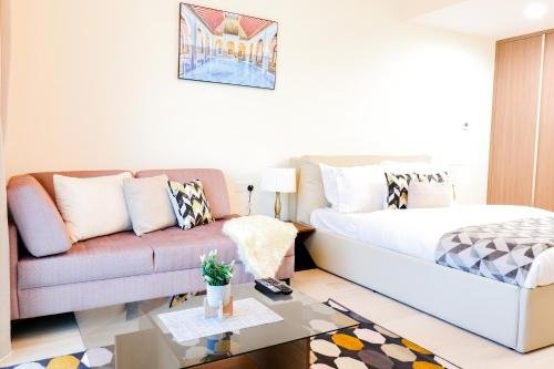 Signature Holiday Homes - Newly Furnished Studio in Azizi Aliyah Residences, Al Jaddaf — фото 1
