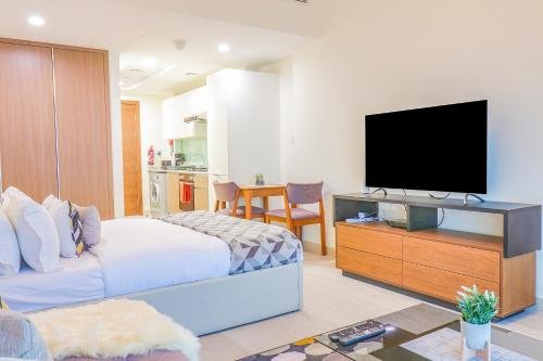 Дубай: Signature Holiday Homes - Newly Furnished Studio in Azizi Aliyah Residences, Al Jaddaf