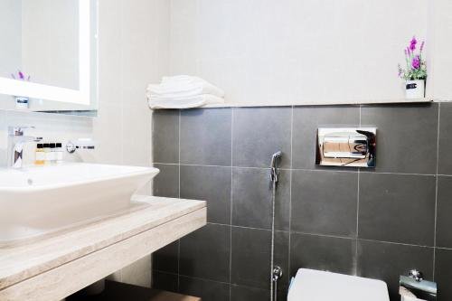 Дубай: Signature Holiday Homes - Newly Furnished Studio in Azizi Aliyah Residences, Al Jaddaf
