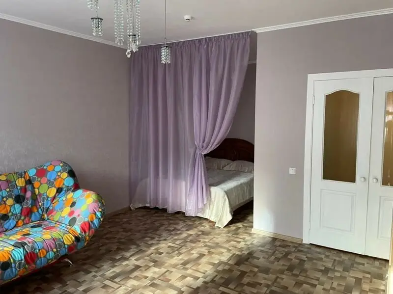 Красноярск: Apartments Kvartirov on str. Respubliki, bld. 37a