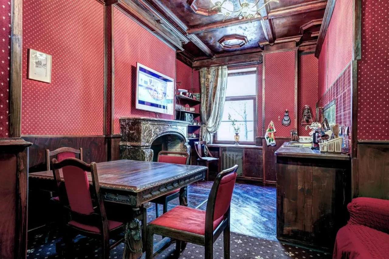 Москва: uTrip Antique Red