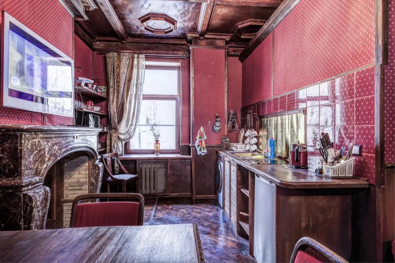 Москва: uTrip Antique Red