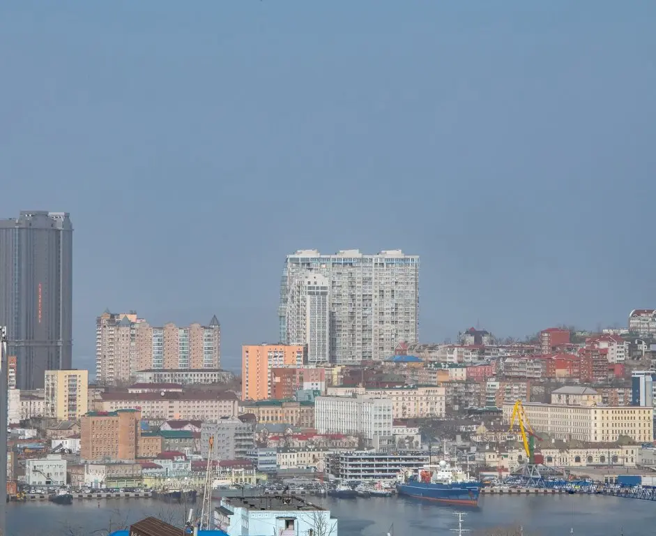 Владивосток: Апартаменты на высоком этаже с видом на мост, недалеко от центра. Брянская 18.