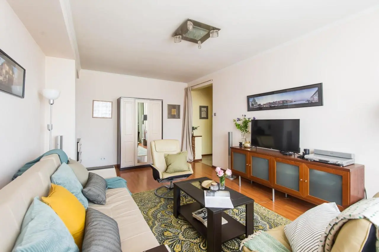 Москва: Arbat modern apartment with Kremlin view