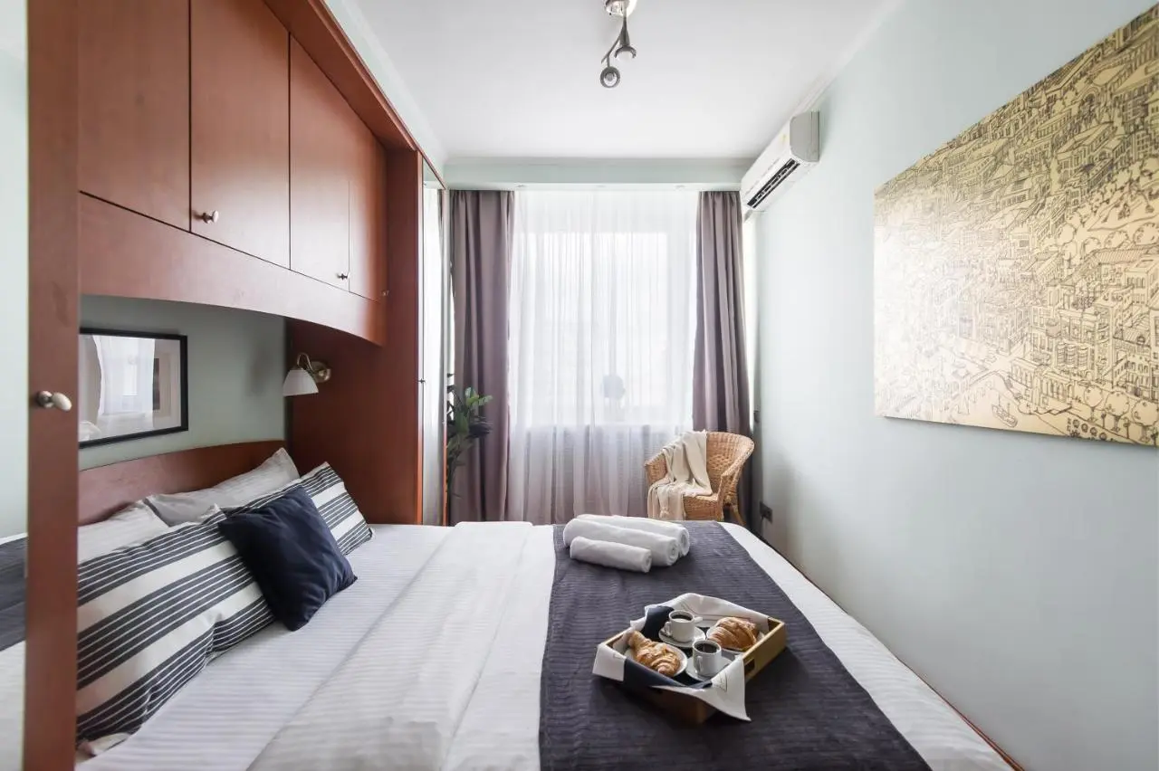 Москва: Arbat modern apartment with Kremlin view