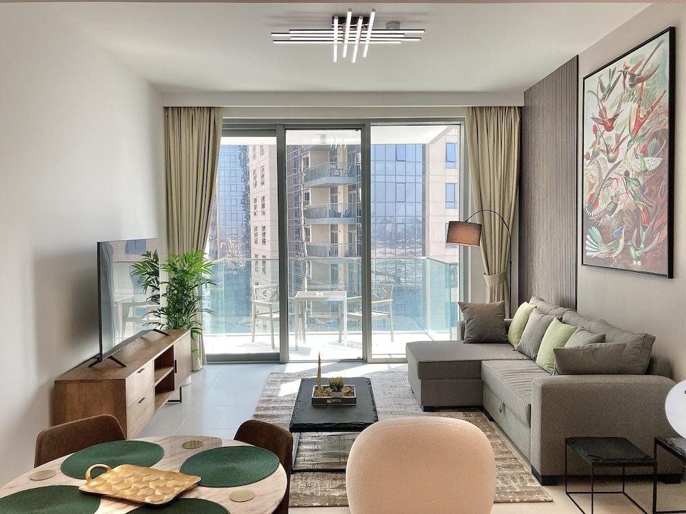 Апартаменты SuperHost Stylish Apartment Facing Creek Harbour — фото 1