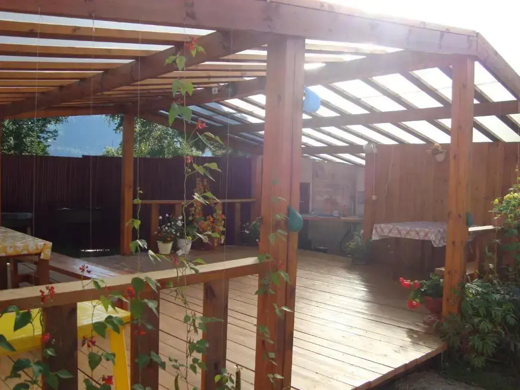 Листвянка: Guest House Angarskie Khutora