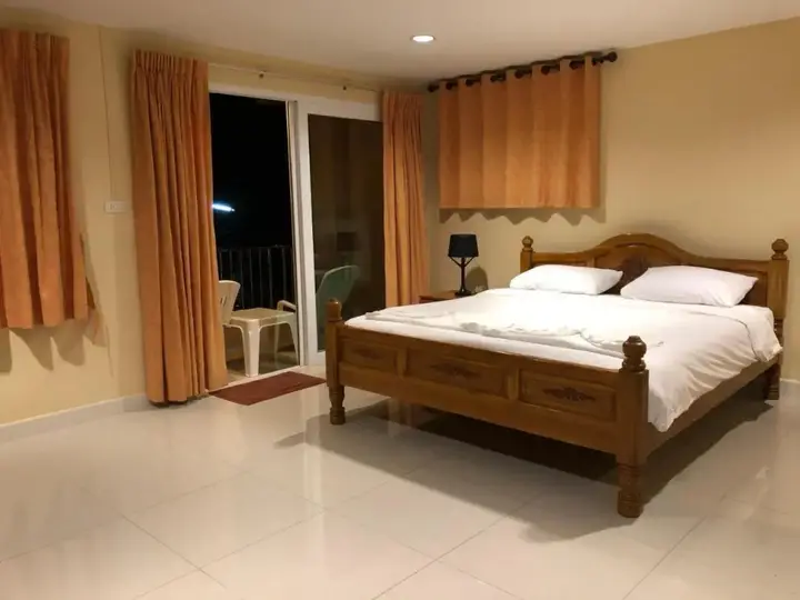 Пхукет: Naithon Beach Service Apartment