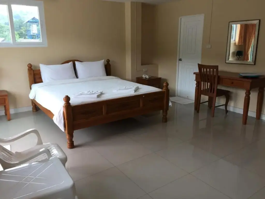 Пхукет: Naithon Beach Service Apartment