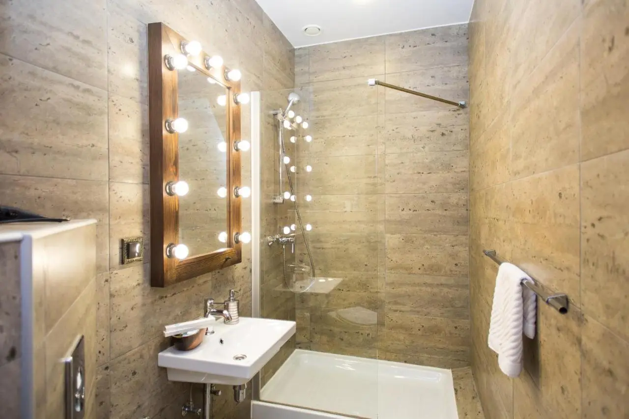 Sukhaparina: Bronza Hotel