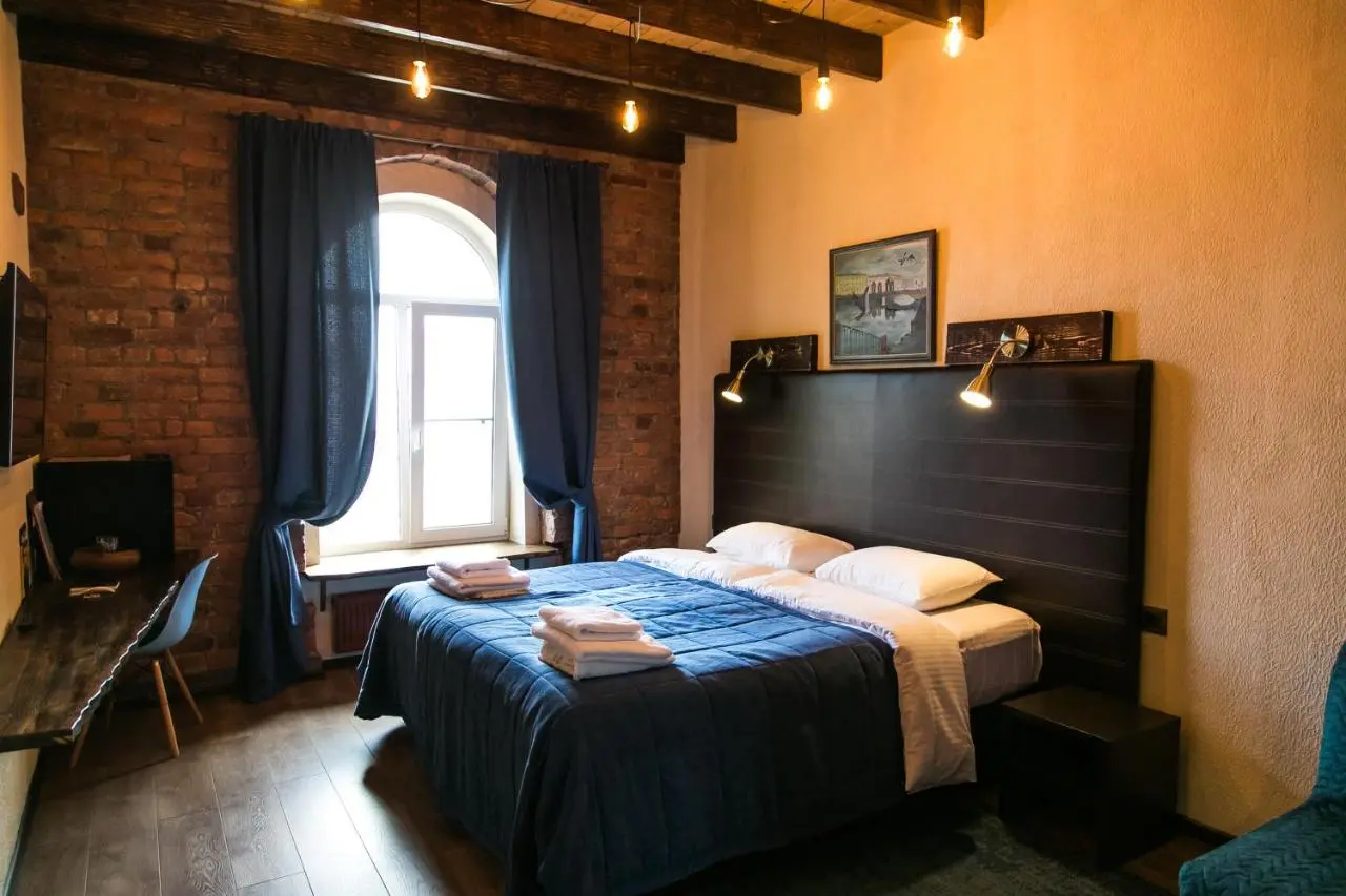 Sukhaparina: Bronza Hotel