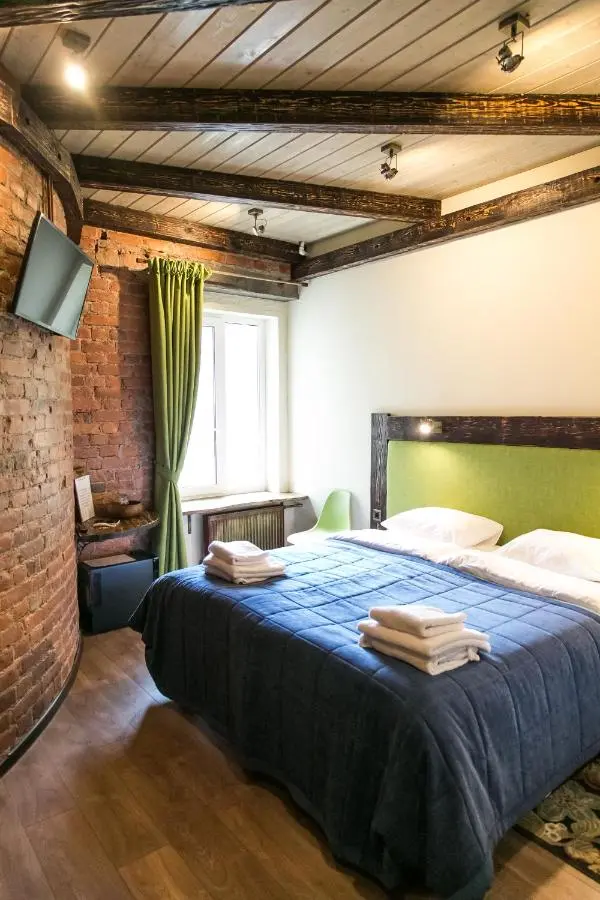 Sukhaparina: Bronza Hotel