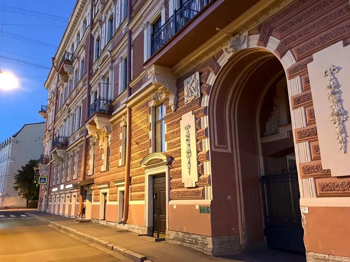 Санкт-Петербург: Соло на набережной реки Мойки 82