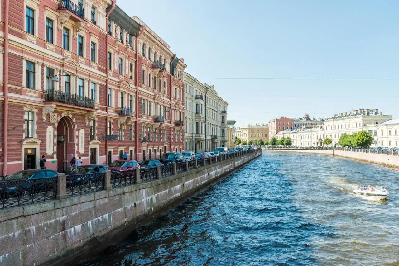 Санкт-Петербург: Соло на набережной реки Мойки 82