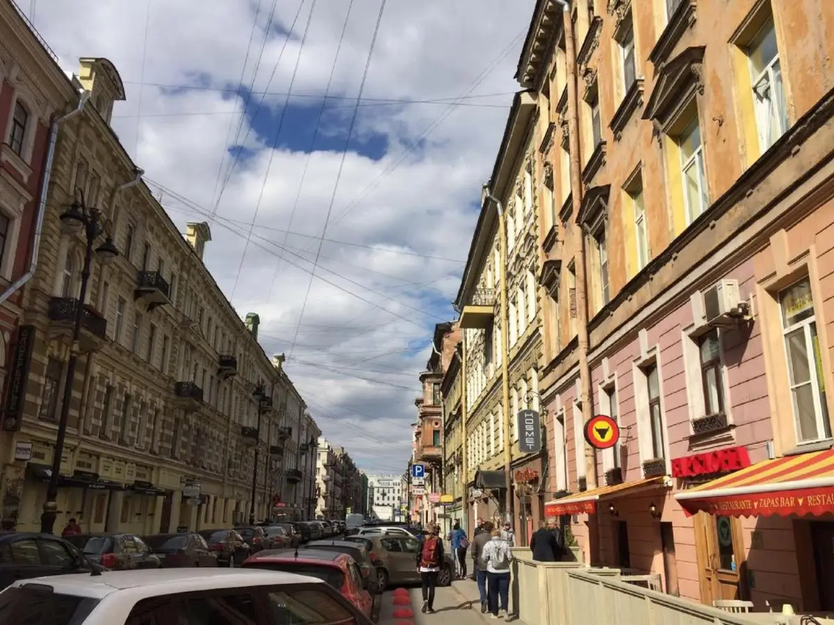 Санкт-Петербург: Largo у Невского проспекта