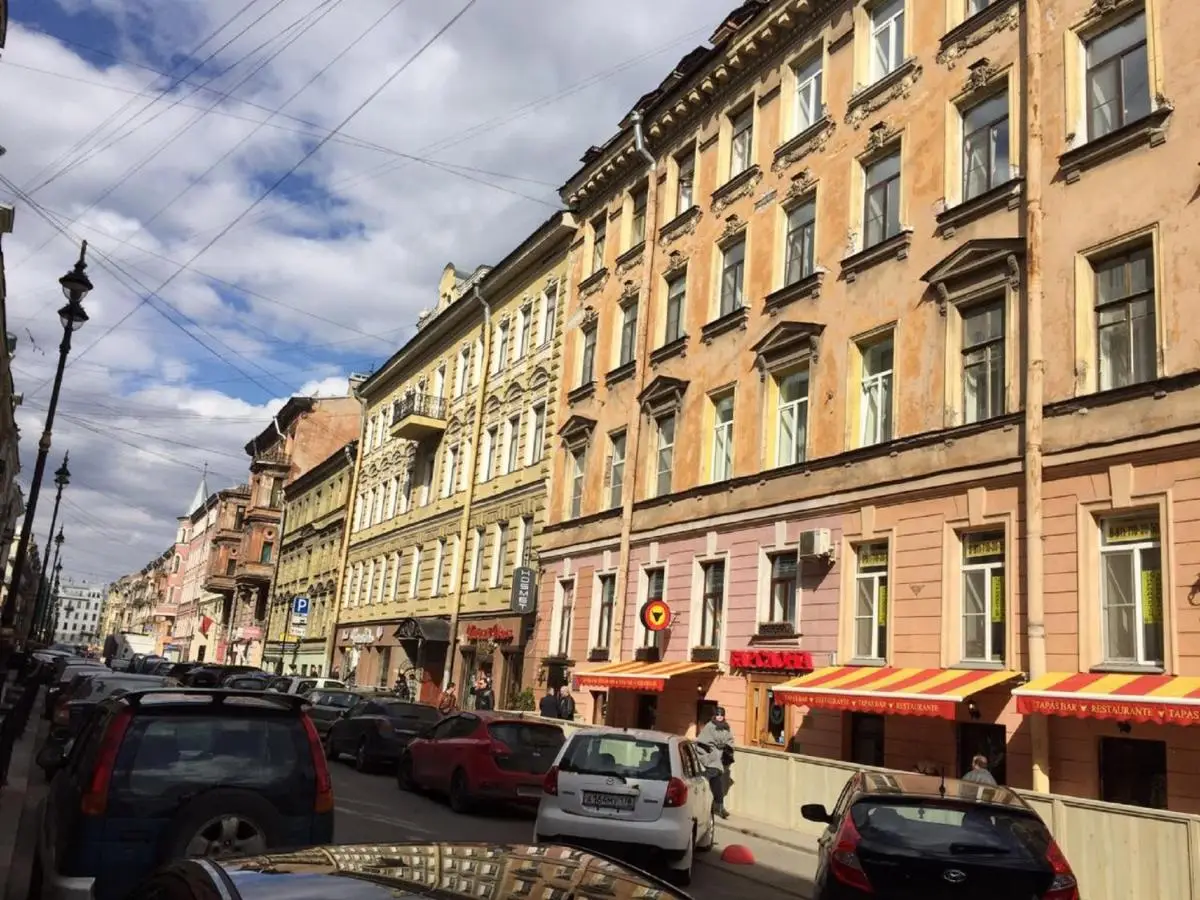 Санкт-Петербург: Largo у Невского проспекта