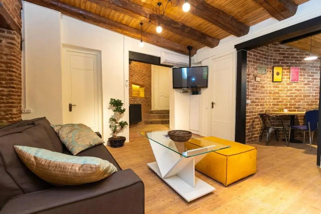 Тбилиси: 2 bedroom apartment in the heart of Tbilisi