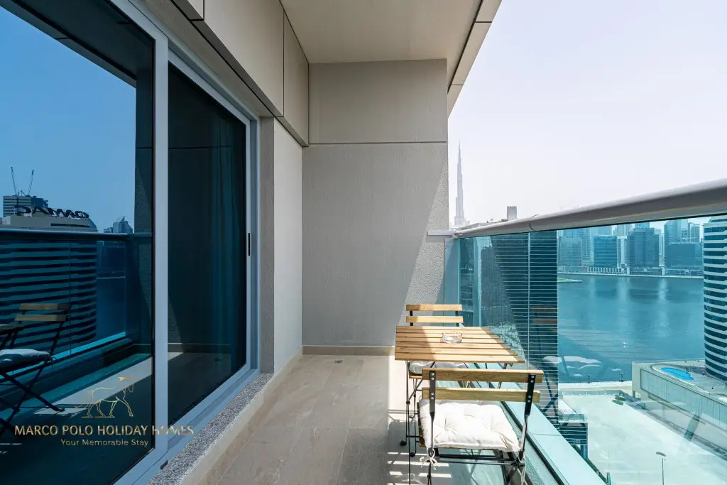 Дубай: Апартаменты Marco Polo - Sleek Studio With Lake And Burj Khalifa Views
