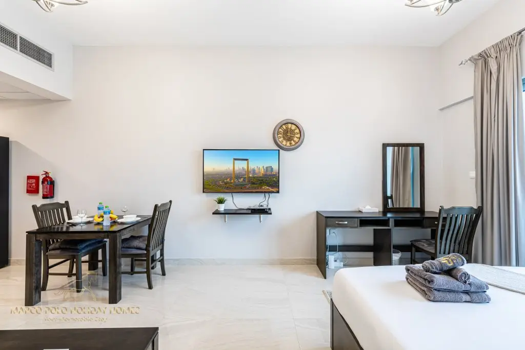 Дубай: Апартаменты Marco Polo - Sleek Studio With Lake And Burj Khalifa Views