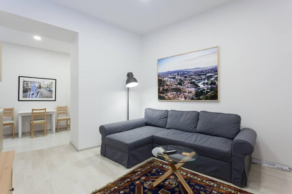 Тбилиси: Bright apartment w/1 BR, Near Rustaveli Avenue