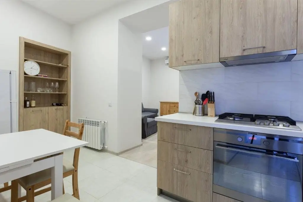 Тбилиси: Bright apartment w/1 BR, Near Rustaveli Avenue