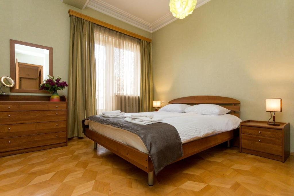 Тбилиси: Rustaveli-Three bedroom apartment