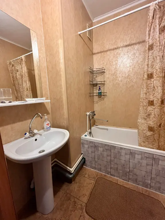 Красноярск: Odnokomnatnye Voronova 20 Apartments