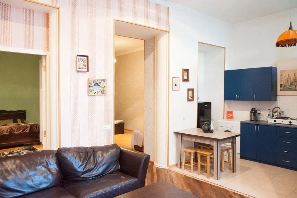 Тбилиси: Apartment with terrace (City center)