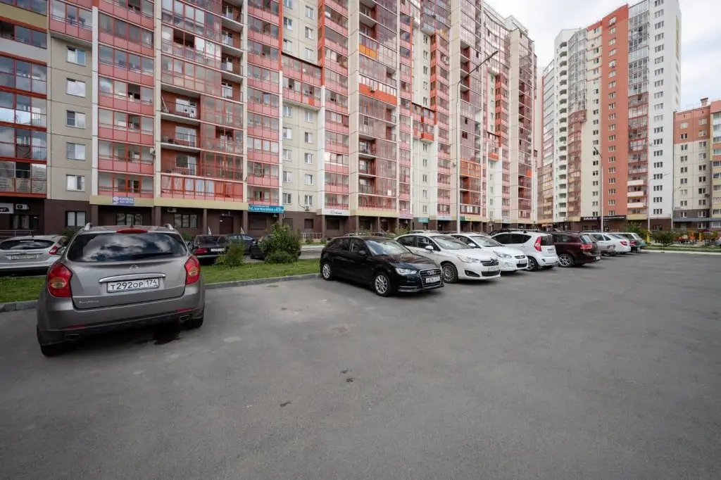 Челябинск: Мегаполис на улице Братьев Кашириных