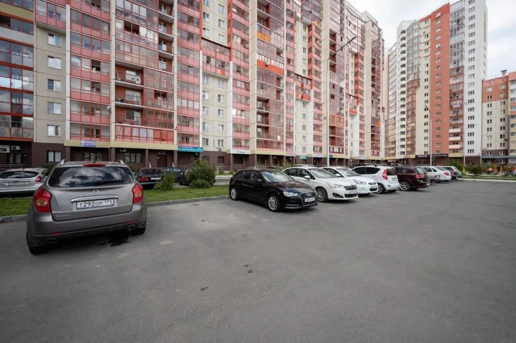 Челябинск: Мегаполис на улице Братьев Кашириных
