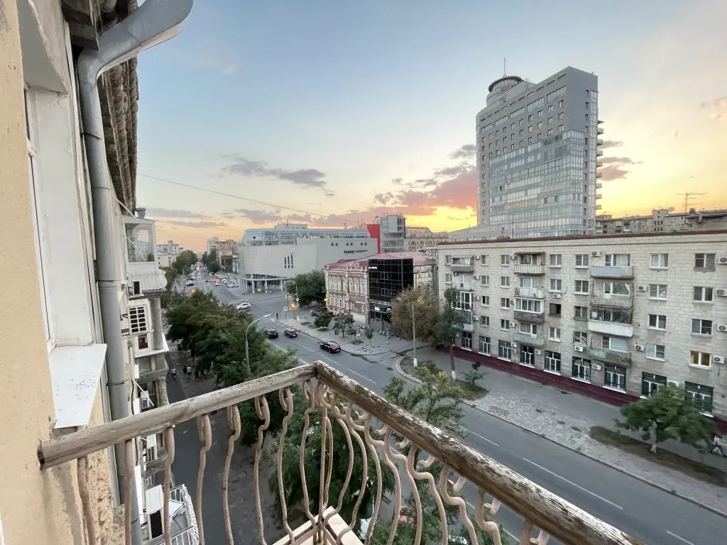 Волгоград: Апартаменты трёхкомнатные в центре города с балконом