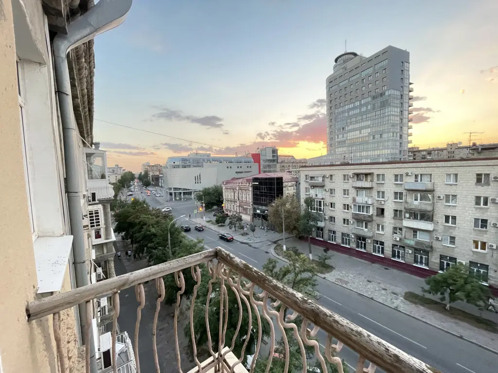 Волгоград: Апартаменты трёхкомнатные в центре города с балконом