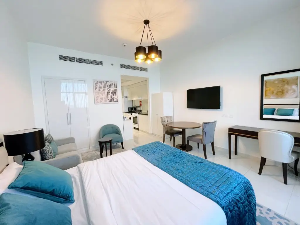 Дубай: Elite LUX Holiday Homes - Elegantly Furnished Studio in JVC Dubai