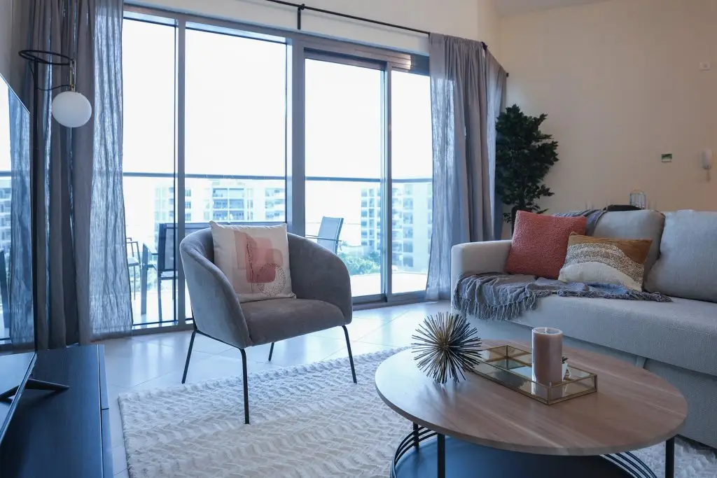 Elite LUX Holiday Homes - Cozy & Modern 1BR in Dubai South — фото 1