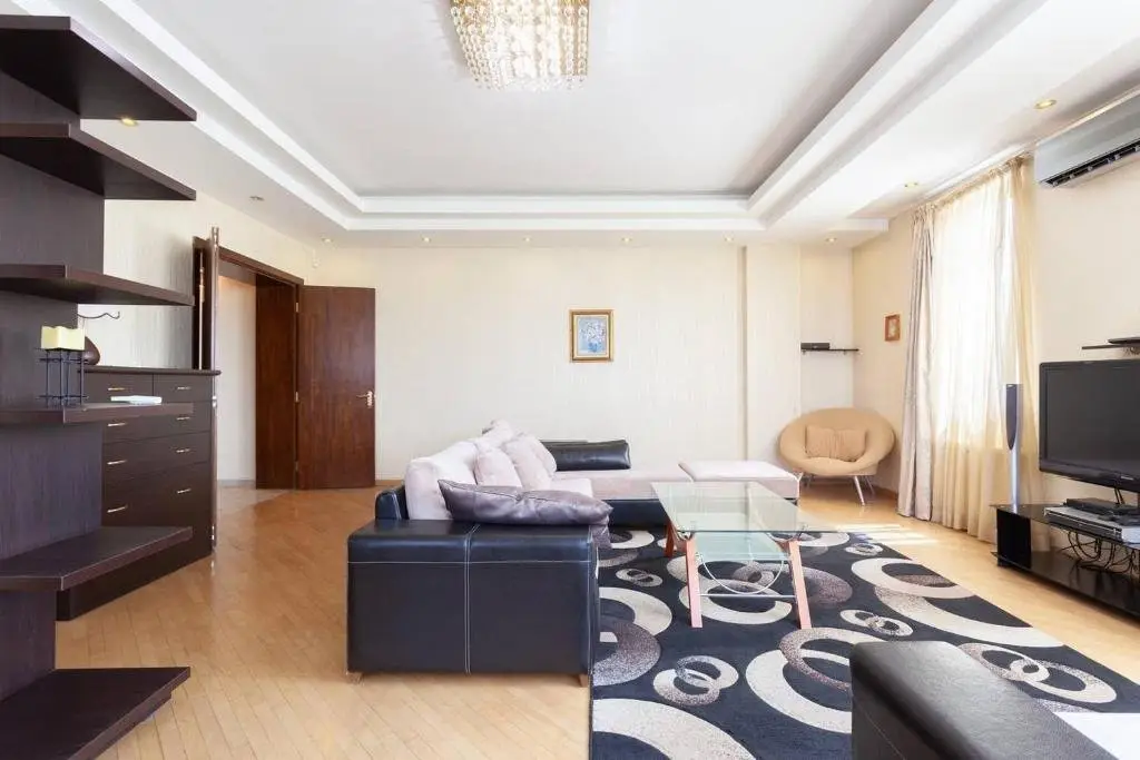 Тбилиси: Wehost Panoramic Views on Marjanishvili Avenue