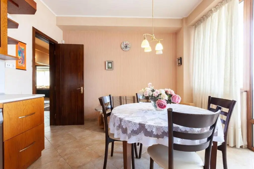 Тбилиси: Wehost Panoramic Views on Marjanishvili Avenue