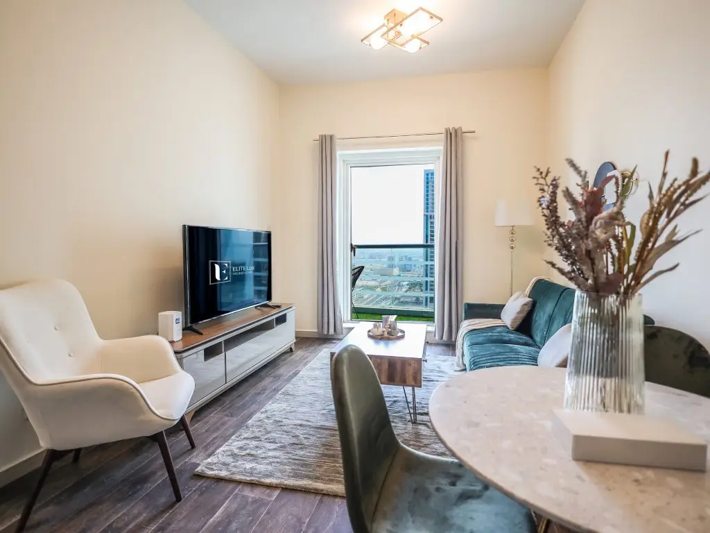 Дубай: Elite LUX Holiday Homes - Modern Stylish 1BDR Apt with Lake & City Views in JLT