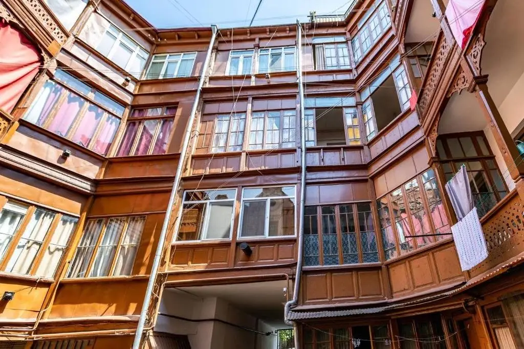 Тбилиси: Wehost Apartment Near RoomsHotel