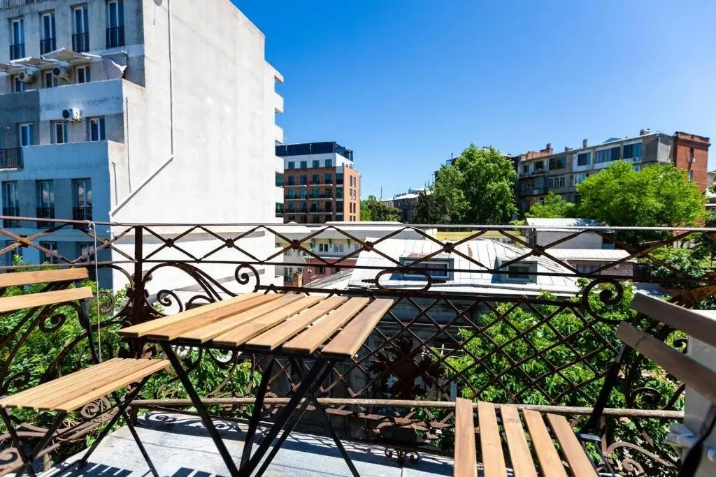 Тбилиси: Wehost Apartment Near RoomsHotel
