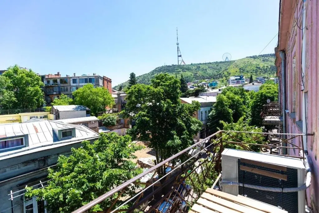 Тбилиси: Wehost Apartment Near RoomsHotel