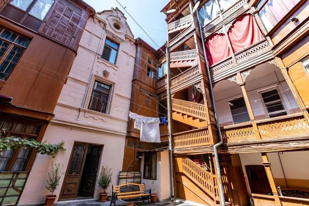 Тбилиси: Wehost Apartment Near RoomsHotel