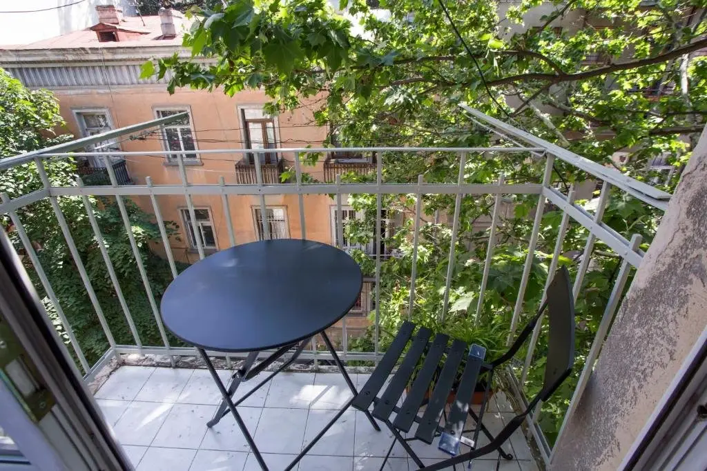 Тбилиси: Calm&Spacious 3 BR Apt w/balcony in city center