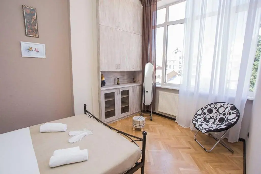Тбилиси: Calm&Spacious 3 BR Apt w/balcony in city center
