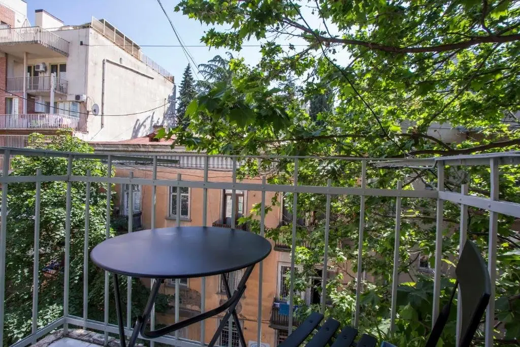 Тбилиси: Calm&Spacious 3 BR Apt w/balcony in city center