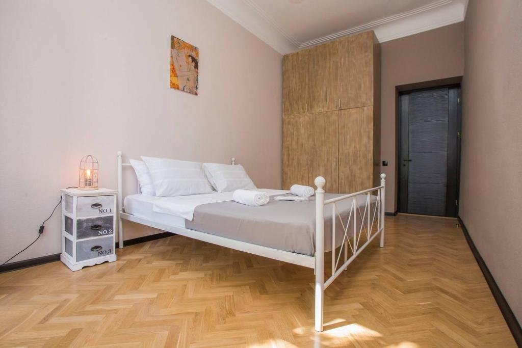 Тбилиси: Calm&Spacious 3 BR Apt w/balcony in city center