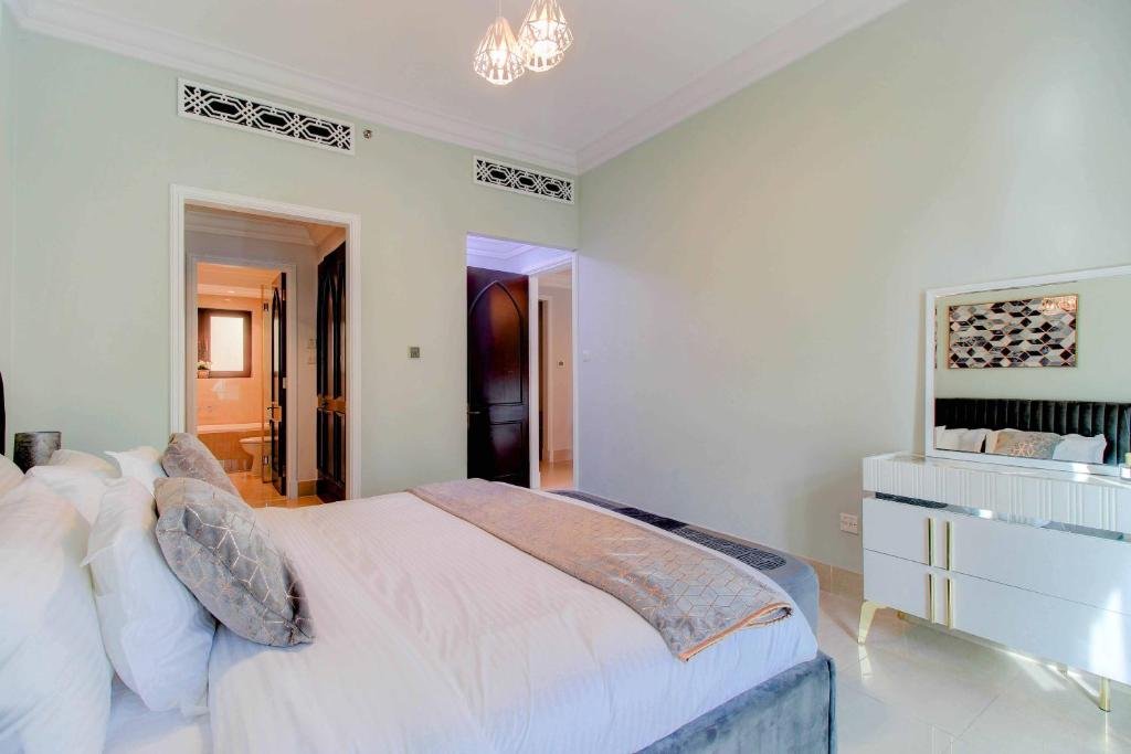 Дубай: Durrani Homes - Souk Al Bahar Luxury Living with Burj & Fountain Views