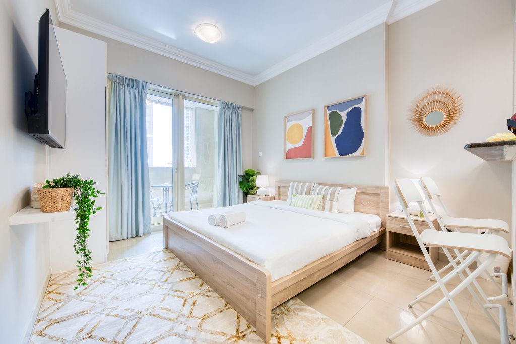 Elite LUX Holiday Homes - Fabulous Studio - Access to Beach & Metro in Dubai Marina — фото 1