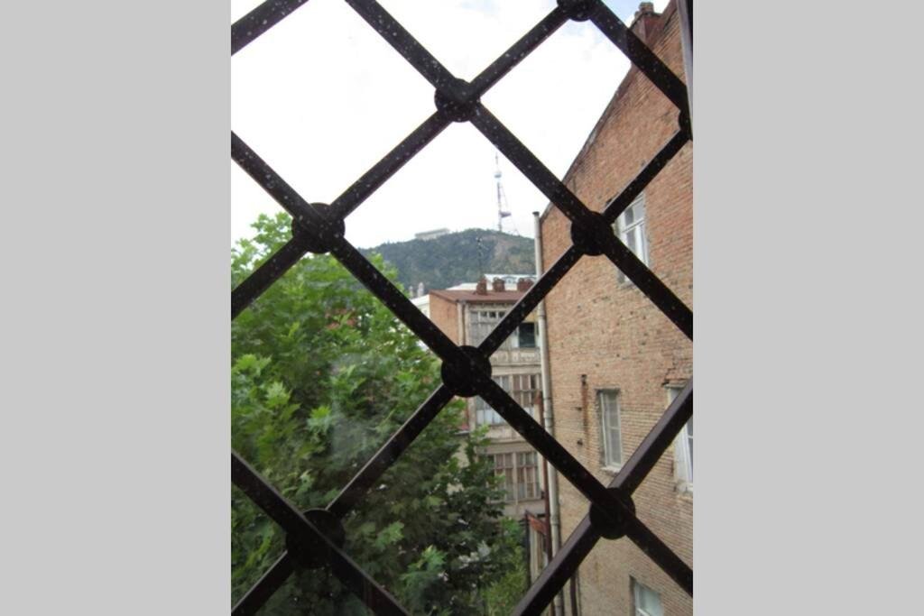 Тбилиси: Lovely Flat on Rustaveli Avenue with Balcony