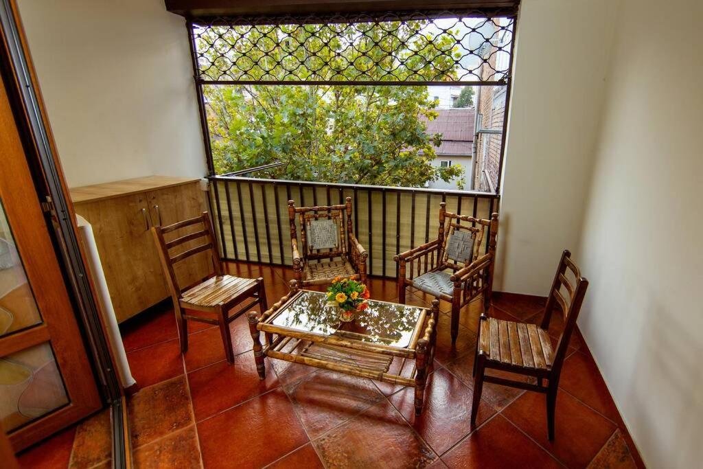 Lovely Flat on Rustaveli Avenue with Balcony — фото 1