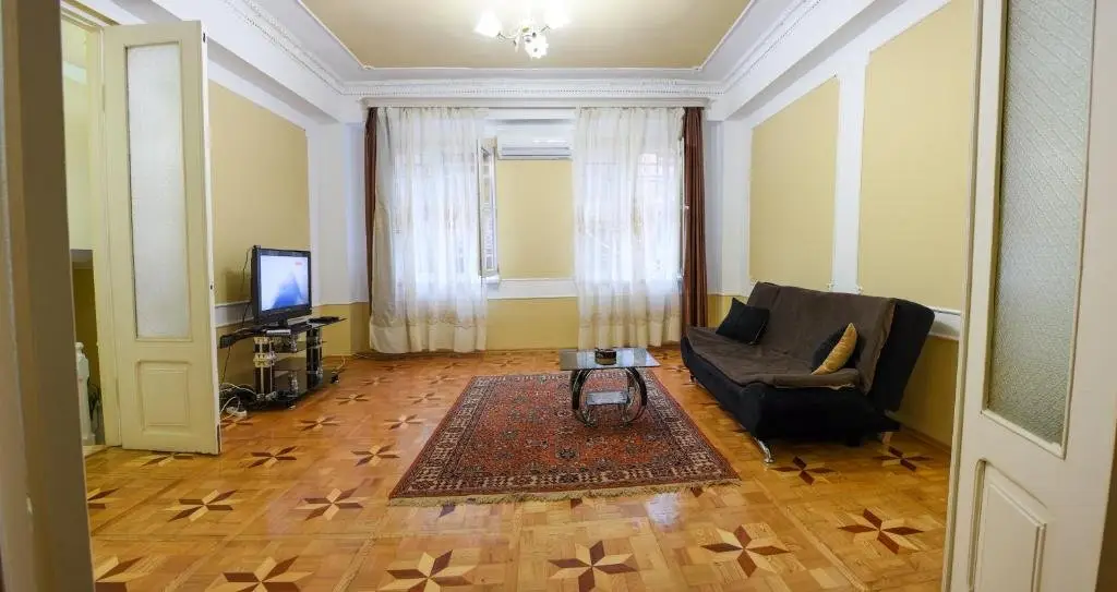 Тбилиси: Old Tiflisi apartment in heart of the city.
